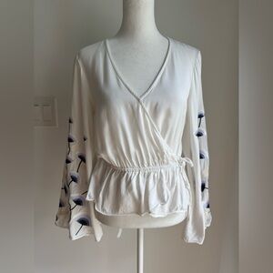 Cupcakes and Cashmere Silvy Wrap Blouse Cream Purple Floral Sleeve Women’s Small